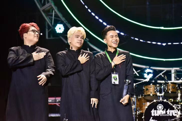 Nhóm DTAP nhận giải Nhà sản xuất của năm nhờ album Vũ trụ cò bay của ca sĩ Phương Mỹ Chi - Ảnh: T.T.D.