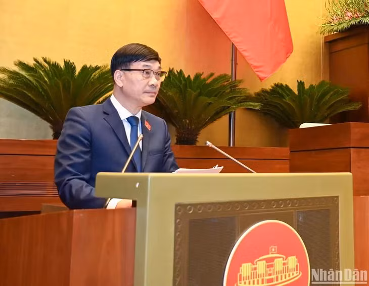 Chủ nhiệm Ủy ban Kinh tế của Quốc hội Vũ Hồng Thanh báo cáo một số vấn đề lớn tiếp thu, giải trình, chỉnh lý dự thảo Luật. (Ảnh: DUY LINH)