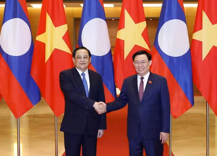 Chủ tịch Quốc hội Vương Đình Huệ đón Thủ tướng Lào Sonexay Siphandone. (Ảnh: Nhan Sáng-TTXVN)