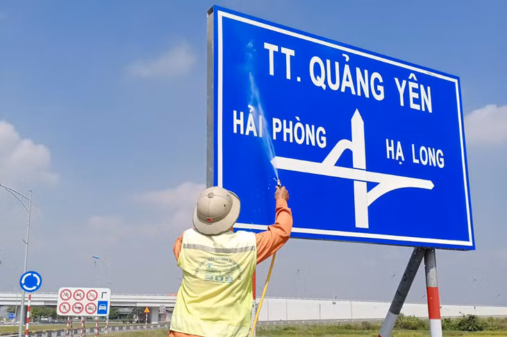 Đơn vị quản lý và bảo trì đường bộ vệ sinh hệ thống biển báo trên cao tốc