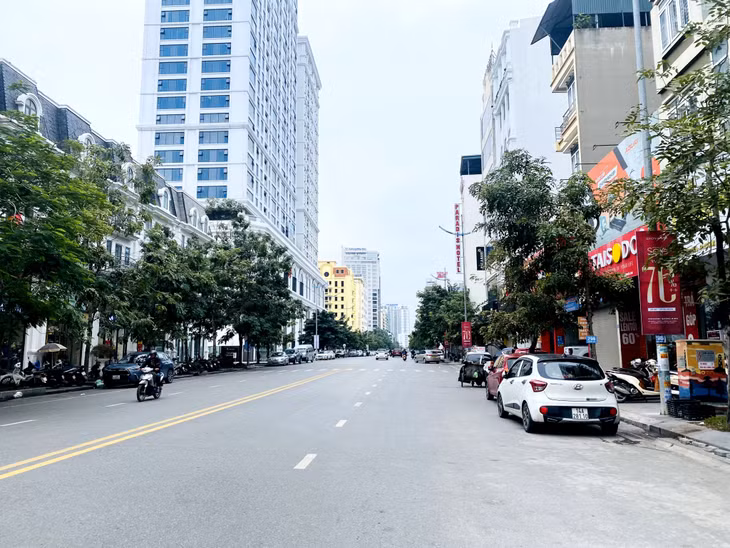 Đường 25/4 (TP Hạ Long) dọc hai bên đường là cửa hàng kinh doanh nhưng không có chỗ đỗ xe.
