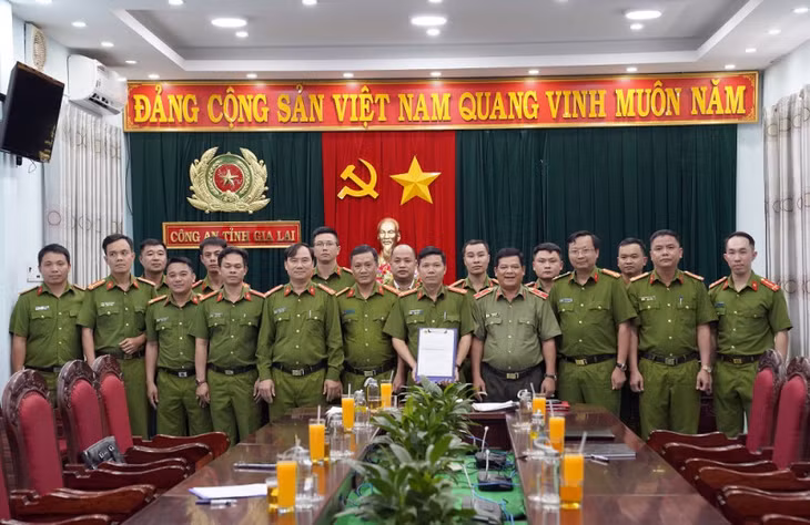 Thiếu tướng Rah Lan Lâm, Giám đốc Công an tỉnh Gia Lai và Đại tá Dương Văn Long, Phó Giám đốc Công an tỉnh thưởng nóng, động viên cán bộ, chiến sĩ về thành tích xuất sắc trong đấu tranh với tội phạm trộm cắp tài sản.