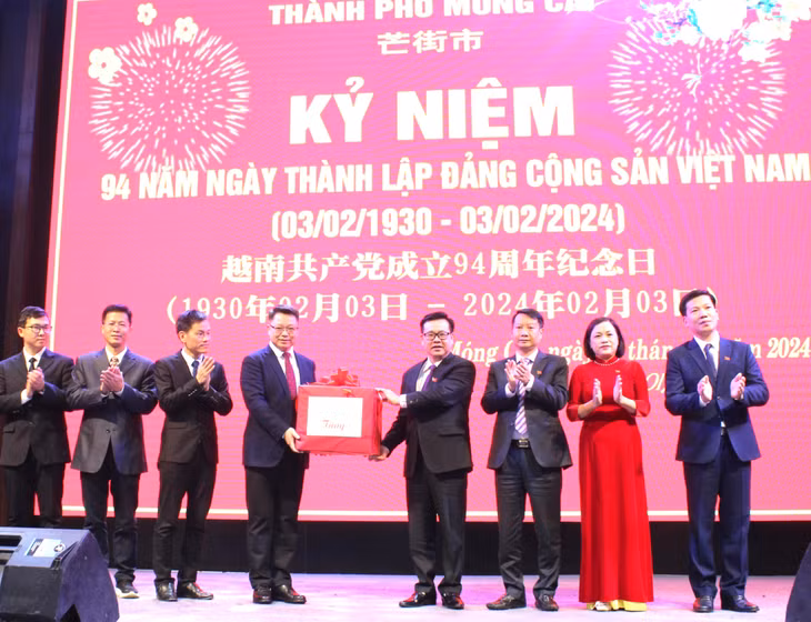 Lãnh đạo TP Móng Cái (Việt Nam) và lãnh đạo TP Đông Hưng (Trung Quốc) trao quà tặng lưu niệm.