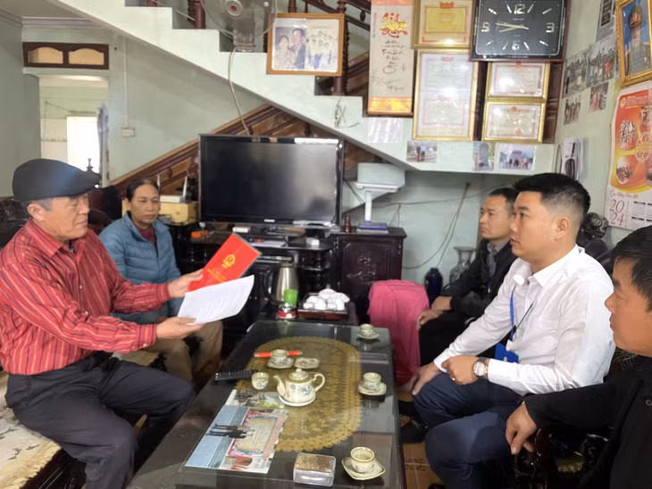 Lãnh đạo xã Hải Tiến trao đổi với các hộ dân có ruộng bị nhiễm mặn do ảnh hưởng thi công cao tốc Tiên Yên - Móng Cái.