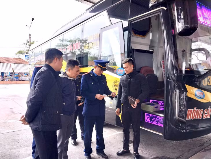 Đoàn công tác của Ban ATGT tỉnh kiểm tra việc chấp hành điều kiện kinh doanh vận tải của các đơn vị vận chuyển khách tuyến cố định. Ảnh: Hồng Việt