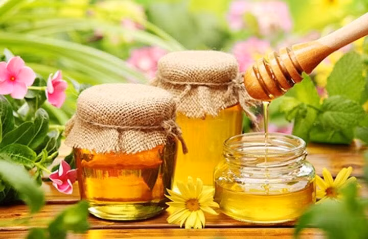 Các loại trà từ gừng, trà xanh, nghệ có thể được sử dụng để cải thiện chứng viêm mũi dị ứng.