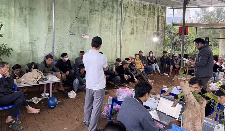 Hiện trường bắt quả tang các đối tượng cá độ đá gà ăn tiền.