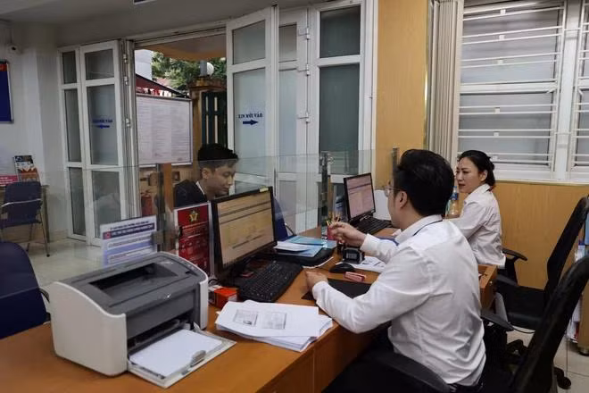 Công dân làm thủ tục hành chính tại phường Trần Hưng Đạo, Hoàn Kiếm, Hà Nội. (Ảnh: Mạnh Khánh/TTXVN)