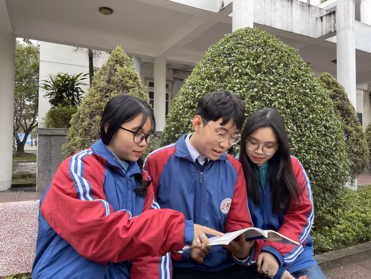 Nguyễn Minh Tường cùng các bạn thân trao đổi bài.