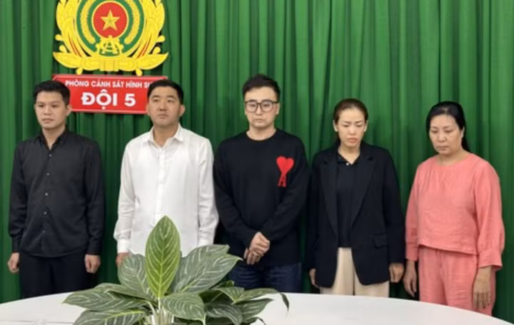 Lực lượng chức năng bắt khẩn cấp nhóm người môi giới mại dâm núp bóng nhà hàng.