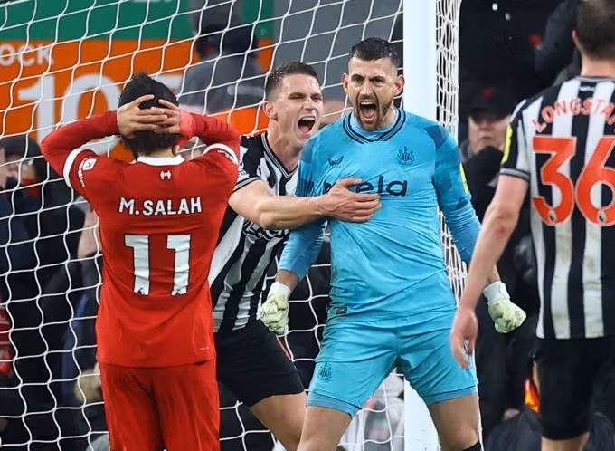 Dubravka (xanh) phấn khích sau khi cản quả phạt đền của Salah. Ảnh: Reuters