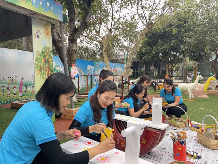 Giáo viên Trường Mầm non Đường Hoa (huyện Hải Hà) làm đồ chơi cho trẻ.