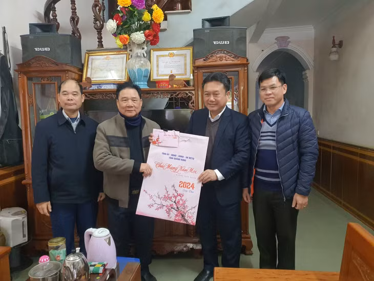 Đồng chí Nguyễn Đức Thành, Ủy viên Ban Thường vụ, Chủ nhiệm Ủy ban Kiểm tra Tỉnh ủy, thăm và tặng quà Tết cho gia đình ông Phùng Duy Sơn, bệnh binh, trú tại thôn 1, xã Quảng Minh.