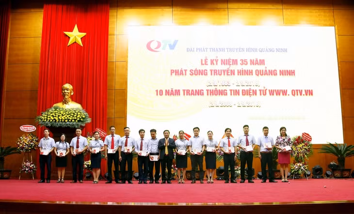 Nhà báo Đỗ Bích, Bí thư Đảng ủy, Tổng Biên tập, Giám đốc Đài PT-TH Quảng Ninh (giai đoạn 2014-2018) trao Kỷ niệm chương vì sự nghiệp truyền hình Việt Nam cho các cá nhân có thành tích xuất sắc (năm 2018).