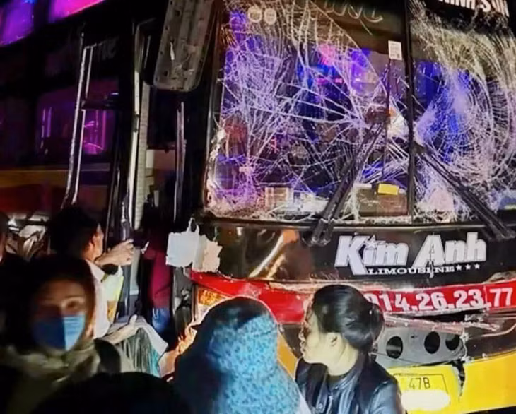 Vụ tai nạn xảy ra ngay trên cầu khiến ách tắc giao thông cục bộ trên quốc lộ 19. Ảnh: MD.