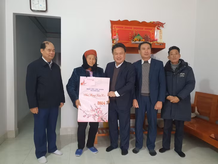 Đồng chí Nguyễn Đức Thành, Ủy viên Ban Thường vụ, Chủ nhiệm Ủy ban Kiểm tra Tỉnh ủy, thăm và tặng quà Tết cho gia đình bà Hoàng Thị Hội là mẹ liệt sĩ trú tại thôn Cái Tó, xã Đường Hoa.