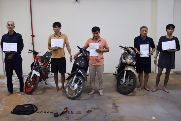 Các đối tượng cùng tang vật vụ án.