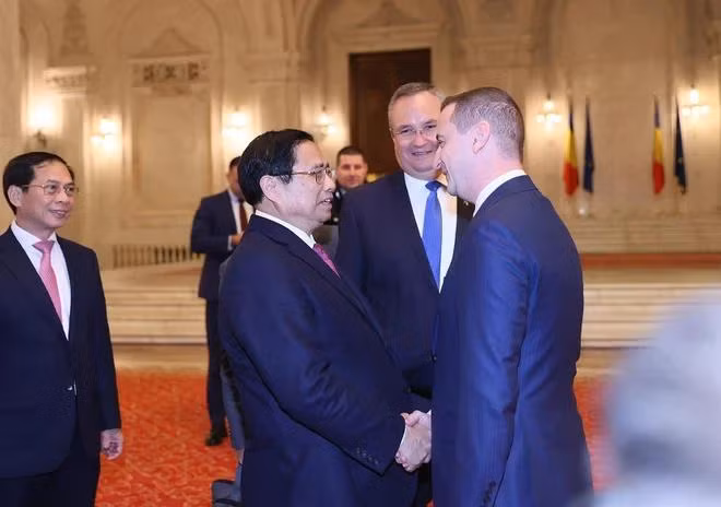 Thủ tướng Phạm Minh Chính hội kiến Chủ tịch Hạ viện Romania Alfred Simonis. (Ảnh: Dương Giang/TTXVN)