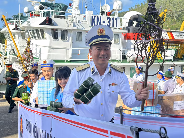 Chính ủy, Chuẩn Đô đốc Vùng 3 Hải quân Nguyễn Đăng Tiến dẫn đầu đoàn công tác 