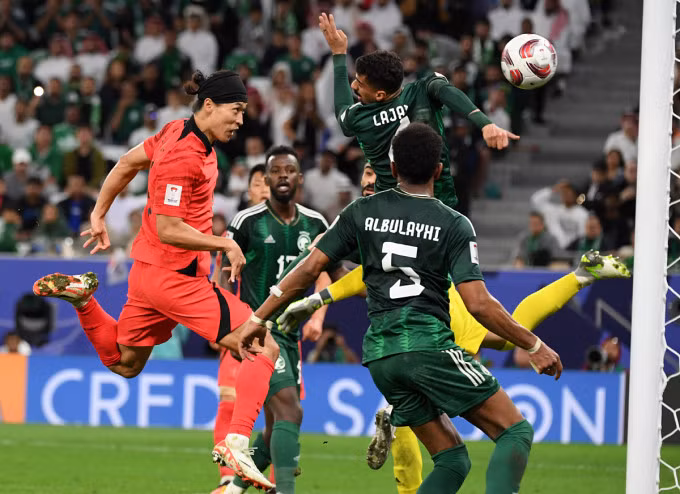 Cho Gue-sung (áo đỏ) đánh đầu gỡ hòa 1-1 cho Hàn Quốc trước Arab Saudi. Ảnh: Sport Chosun