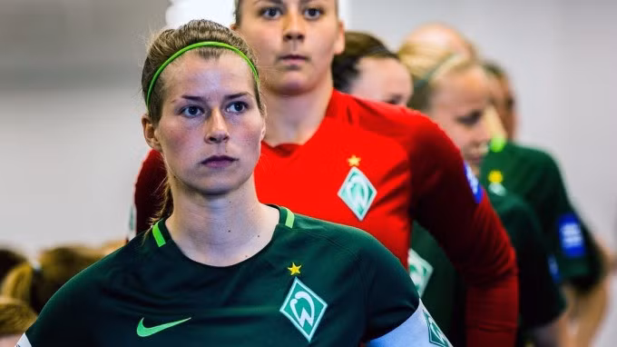Marie-Louise Eta từng là thủ quân đội nữ Werder Bremen trước khi giải nghệ để theo đuổi sự nghiệp HLV. Ảnh: nordphoto / Rauch