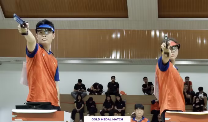 Phạm Quang Huy (trái) và Trịnh Thu Vinh trong trận chung kết nội dung 10m súng ngắn hỗn hợp tại giải vô địch châu Á 2024, ở Jakarta, Indonesia ngày 9/1. Ảnh chụp màn hình