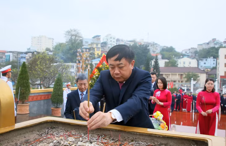 Đồng chí Mai Vũ Tuấn, Uỷ viên Ban chấp hành Đảng bộ tỉnh, Bí thư Đảng uỷ, Giám đốc, Tổng biên tập Trung tâm Truyền thông tỉnh Quảng Ninh dâng hương tưởng niệm các Anh hùng liệt sỹ.