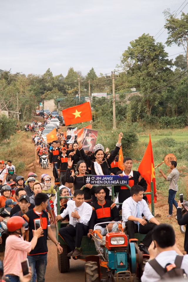 Ngày đăng quang hoa hậu, H'Hen Niê trở về làng