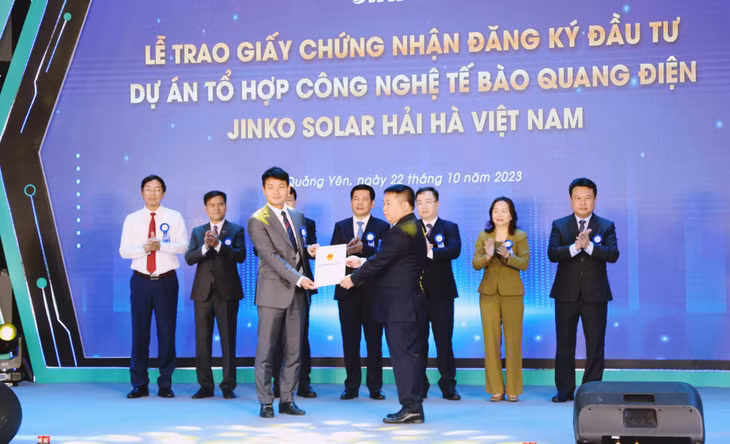 Tỉnh Quảng Ninh trao Giấy chứng nhận đăng ký đầu tư Dự án Tổ hợp công nghệ tế bào quang điện Jinko Solar Hải Hà Việt Nam, tổng mức đầu tư 1,5 tỷ USD.