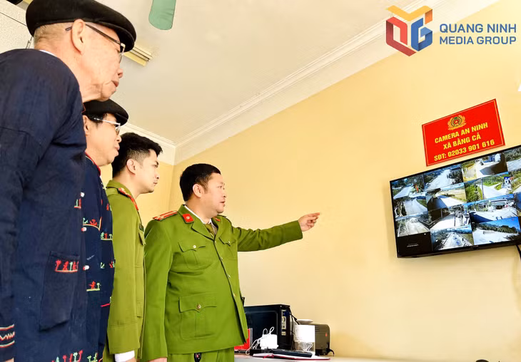 Các mắt camera an ninh trên dọc tuyến đường chính của xã được truyền tín hiệu trực tiếp đến Công an xã Bằng Cả.