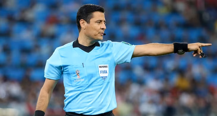 Trọng tài Alireza Faghani gây tranh cãi khi đưa ra quyết định khiến Iraq thua ngược ở vòng 16 đội Asian Cup 2023.