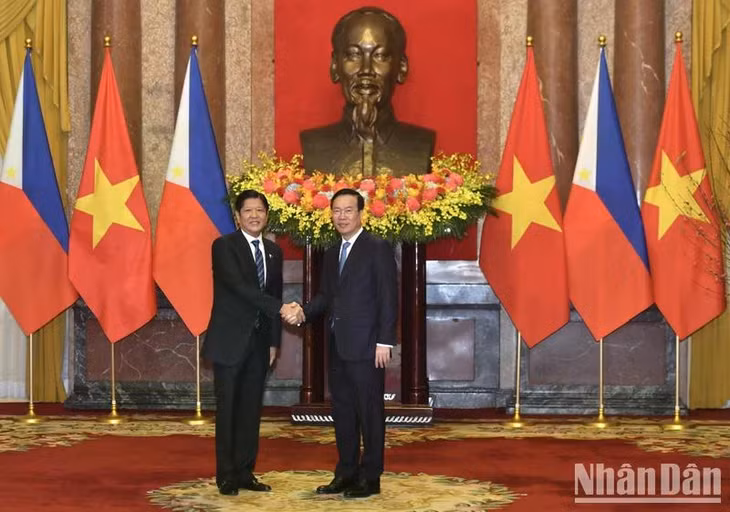 Chủ tịch nước Võ Văn Thưởng và Tổng thống Philippines Ferdinand Romualdez Marcos Jr tại lễ đón. (Ảnh: ĐĂNG KHOA)