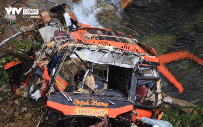 Chiếc xe khách gặp nạn bị biến dạng hoàn toàn, nằm dưới vực, cộng thêm tình hình thời tiết xấu, gây khó khăn cho hoạt động cứu nạn cứu hộ.