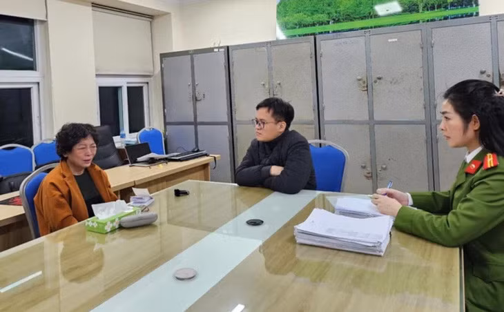 Công an làm việc với chủ tịch Công ty cổ phần Sen Tài Thu - Ảnh: VTV