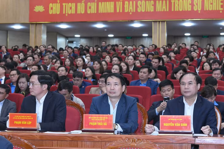 Các đại biểu dự cuộc tiếp xúc cử tri. Ảnh: Lâm Hiển