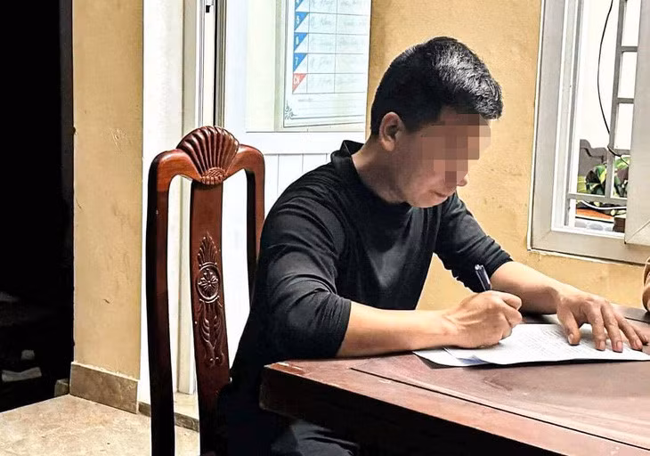 Nam tài xế vi phạm nồng độ cồn và có biểu hiện chống đối - Ảnh: Công an cung cấp