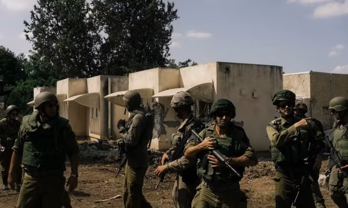 Binh sĩ Israel bên trong làng Kfar Aza hôm 10/10. Ảnh: Washington Post
