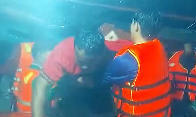 Các thuyền viên được cứu vớt, đưa lên tàu. Ảnh: Đồn biên phòng Khánh Hội