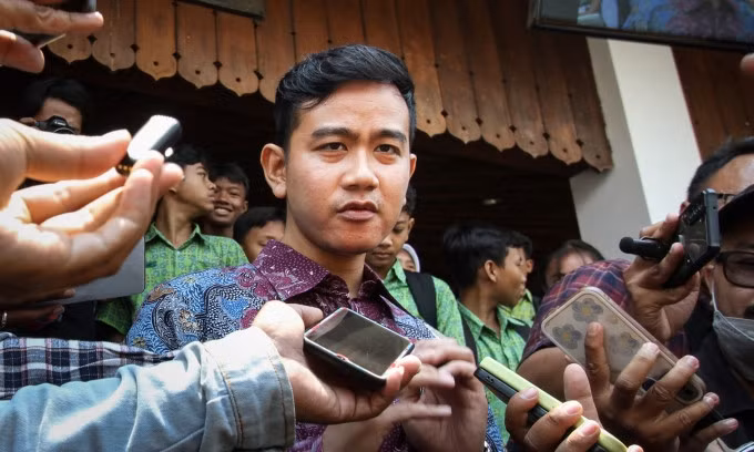 Ông Gibran Rakabuming Raka trả lời truyền thông tại Solo, miền trung Java, Indonesia, hôm 19/10. Ảnh: AFP