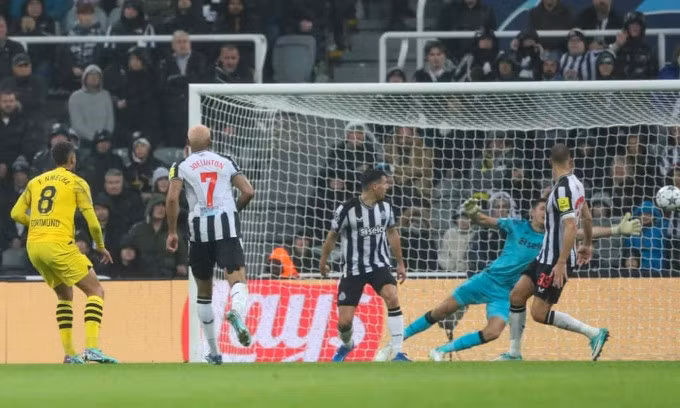 Felix Nmecha (số 8) ghi bàn duy nhất giúp Dortmund hạ Newcaslte trên sân St James' Park ở lượt ba bảng F Champions League ngày 25/11. Ảnh: AP