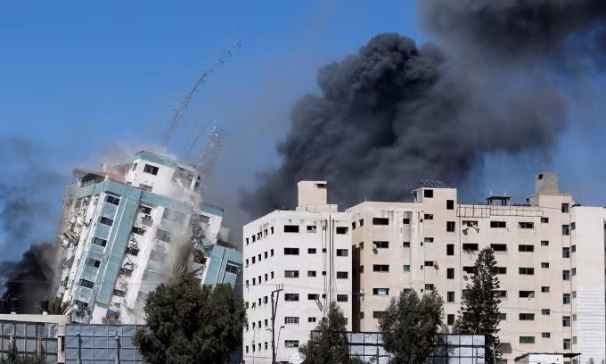 Một tòa nhà ở thành phố Gaza đổ sập sau cuộc không kích của Israel hôm 15/10. Ảnh: Reuters