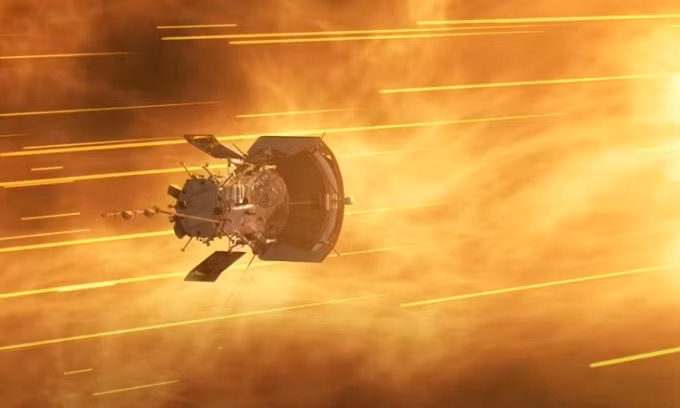 Mô phỏng tàu Parker bay về phía vành nhật hoa của Mặt Trời. Ảnh: NASA