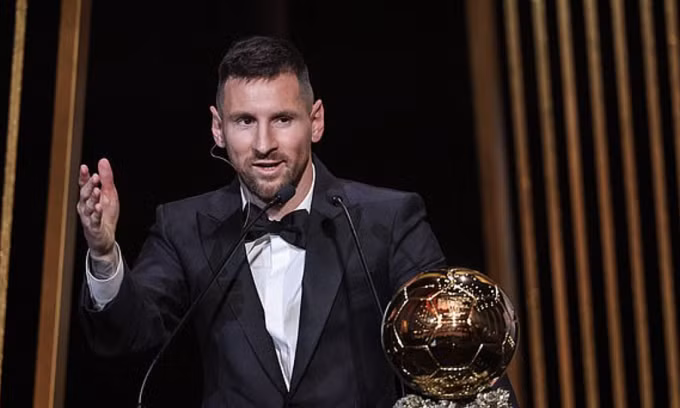 Messi phát biểu sau khi đoạt Quả Bóng Vàng thứ tám, ở nhà hát Chatelet, thành phố Paris, Pháp tối 30/10/2023. Ảnh: AFP