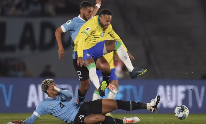 Neymar chấn thương và rời sân trong hiệp một khi Brazil thua trận đầu tại vòng loại World Cup 2026. Ảnh: AP