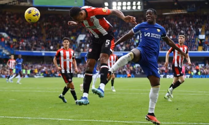 Pinnock đánh đầu ghi bàn mở tỷ số cho Brentford trong trận thắng Chelsea 2-0 ở vòng 10 Ngoại hạng Anh trên sân Stamford Bridge, London ngày 28/10. Ảnh: Reuters