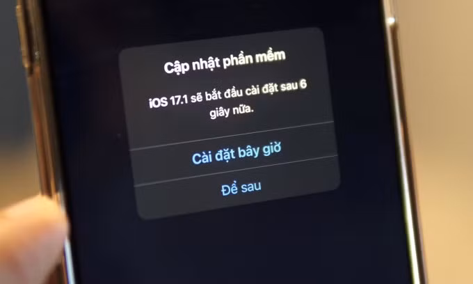 Một iPhone chuẩn bị cập nhật iOS 17.1. Ảnh: Lưu Quý