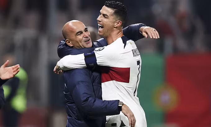 Ronaldo chia vui với HLV Martinez sau khi ghi bàn. Ảnh: EPA