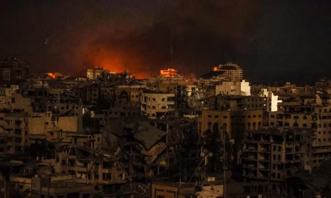 Khói lửa bốc lên sau đòn không kích của Israel nhằm vào thành phố Gaza hôm 30/10. Ảnh: Reuters