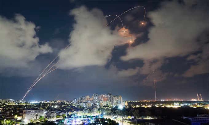 Tổ hợp phòng không Vòm sắt tại thành phố Ashkelon, Israel đánh chặn rocket phóng từ Dải Gaza ngày 19/10. Ảnh: AFP
