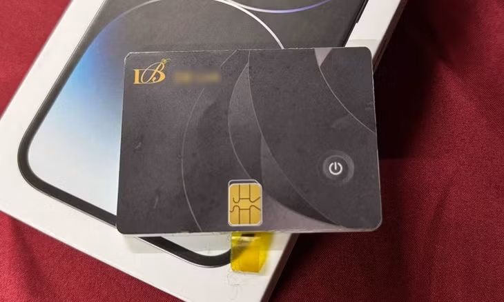 Tấm thẻ biến iPhone 15 khóa mạng thành bản quốc tế ảnh 2